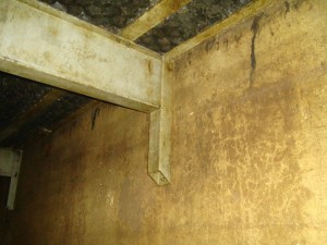 Detalhe técnico do colapso estrutural do suporte