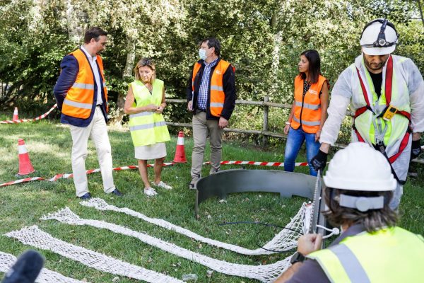 [Imagen de la Consejera municipal de Infraestructuras y Medio Ambiente del Ayuntamiento de Zaragoza, Patricia Cavero, comprobando nuestro mecanismo de retención Tecnograbber®] Recuperado de https://www.zaragoza.es/