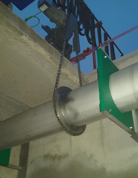 Detalle de skimmer tubular con soportes y anclajes