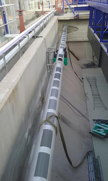 Detalle de skimmer tubular con soportes y anclajes